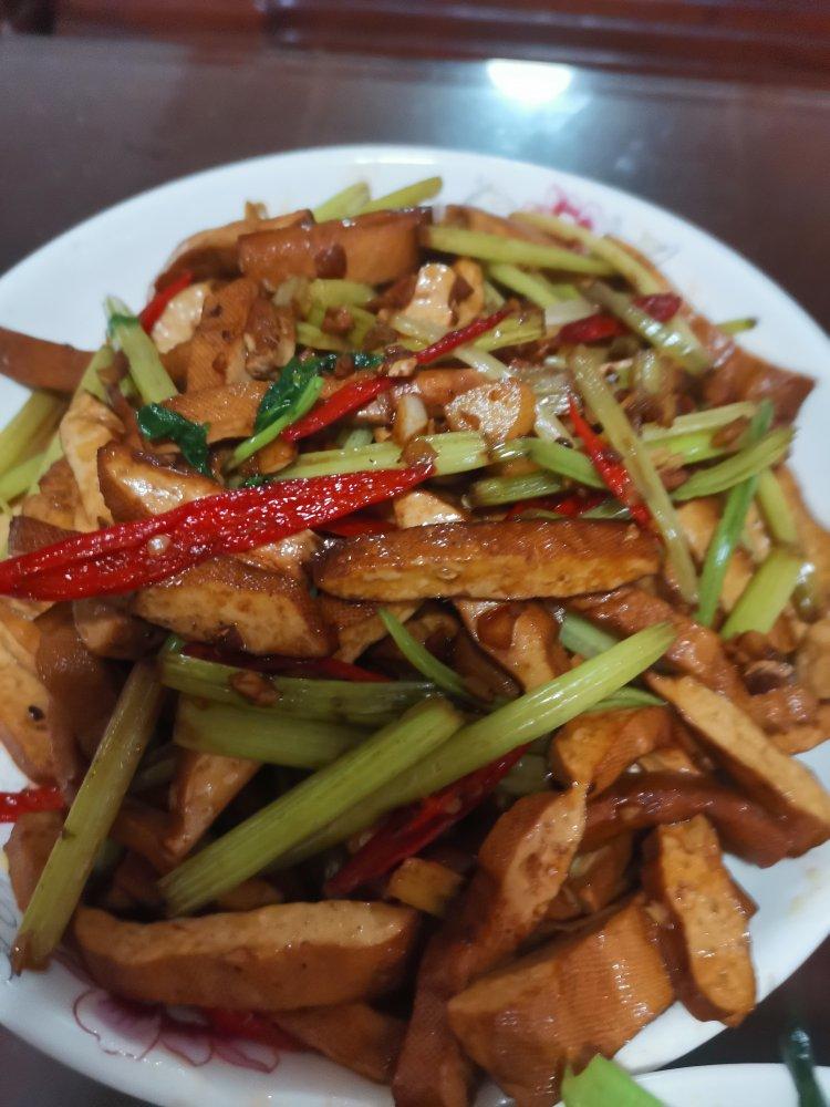 午餐晚餐简单快手下饭菜芹菜炒香干