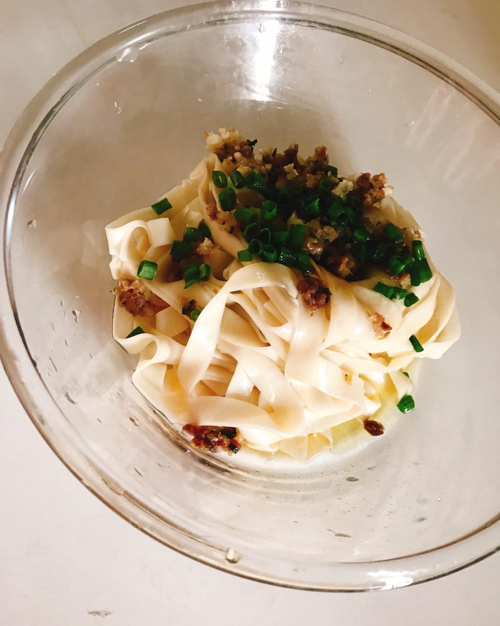 葱爆面—就是汪涵在天天向上里面做的那个啦