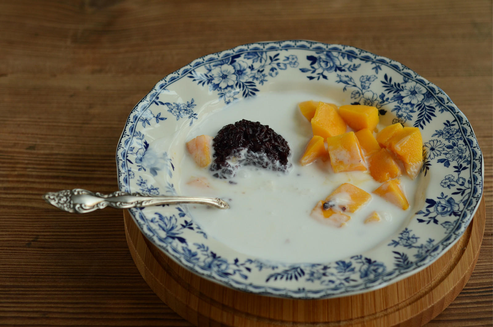 经典港式甜品——芒果黑米捞的做法