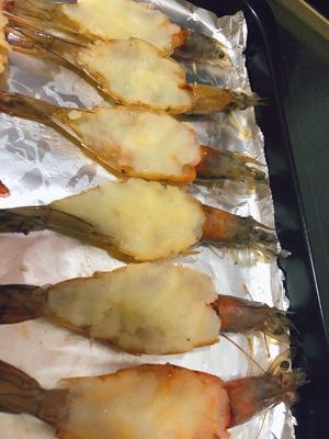 教你把黄油芝士焗虾做出大厨级的美味！的做法 步骤2