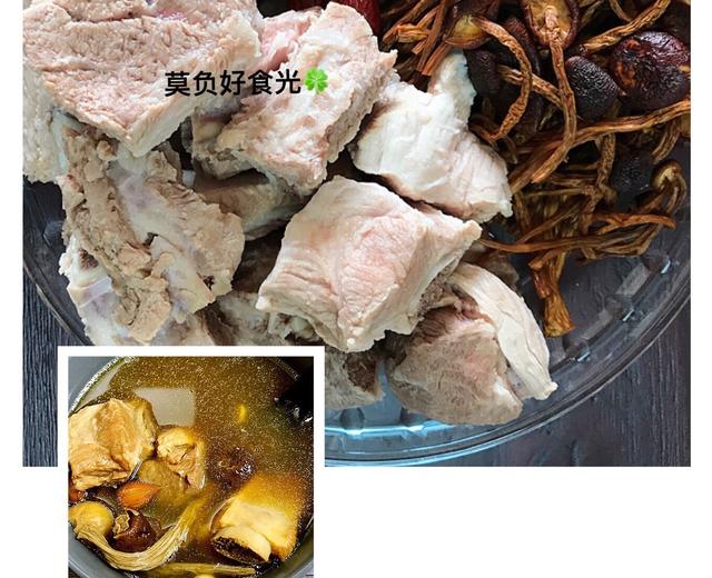 杏仁茶树菇煲排骨汤的做法