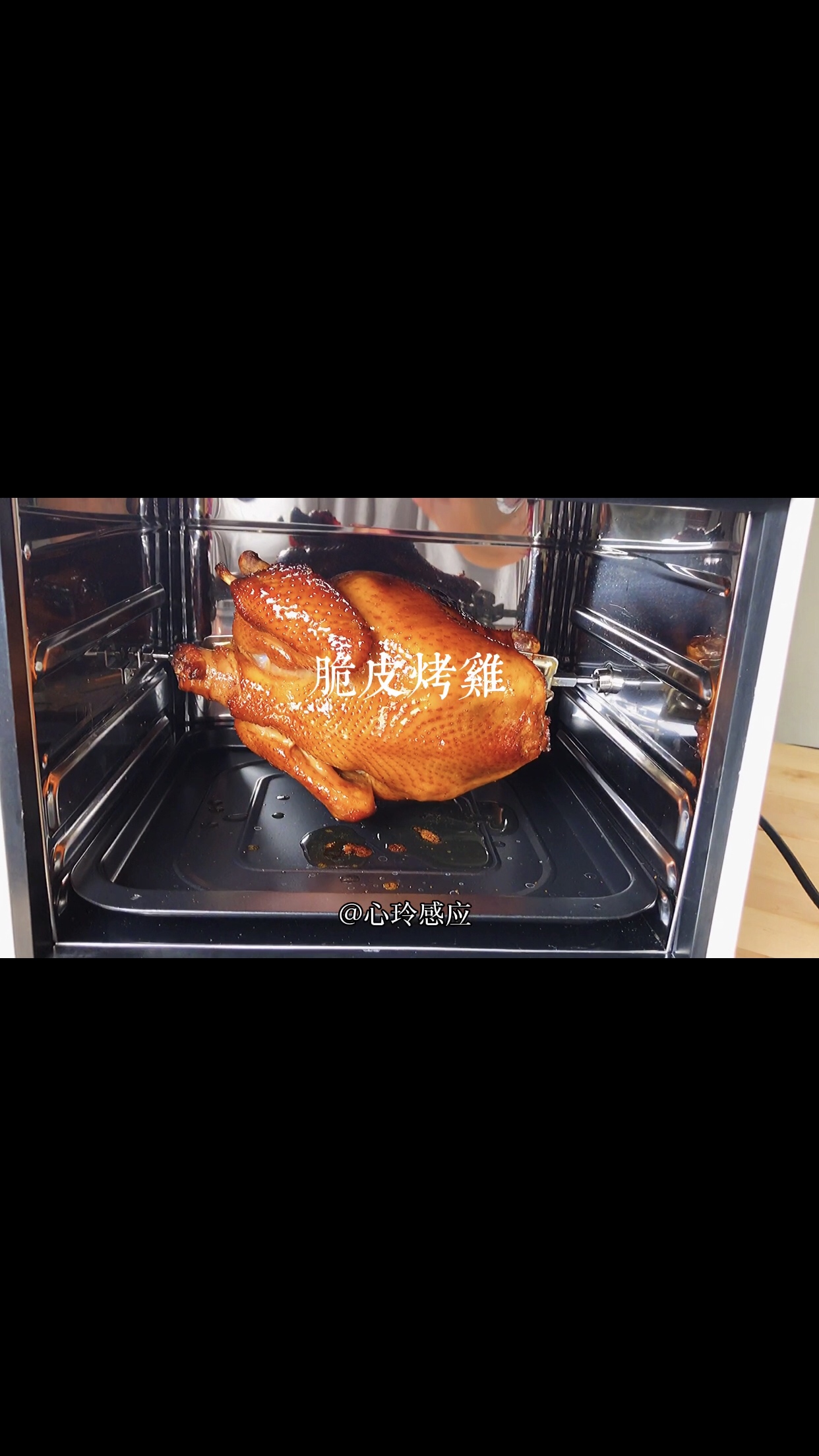 在家也能做出鲜嫩入味香喷喷的脆皮烤鸡，再配上薯条鸡块肥宅水和一部好剧，啧啧啧～的做法