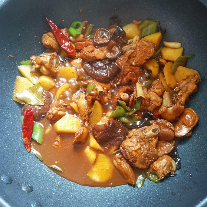香菇土豆炖鸡块