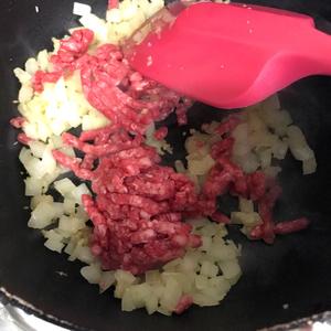 【适合宝宝的秋冬暖胃粥】芹菜牛肉粥的做法 步骤7