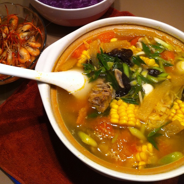 玉米排骨西红柿汤