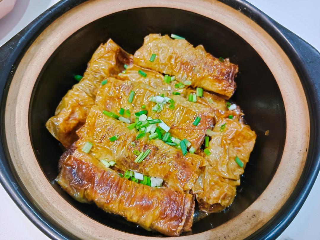 鲜美爆汁的砂锅菜：腐皮肉卷
