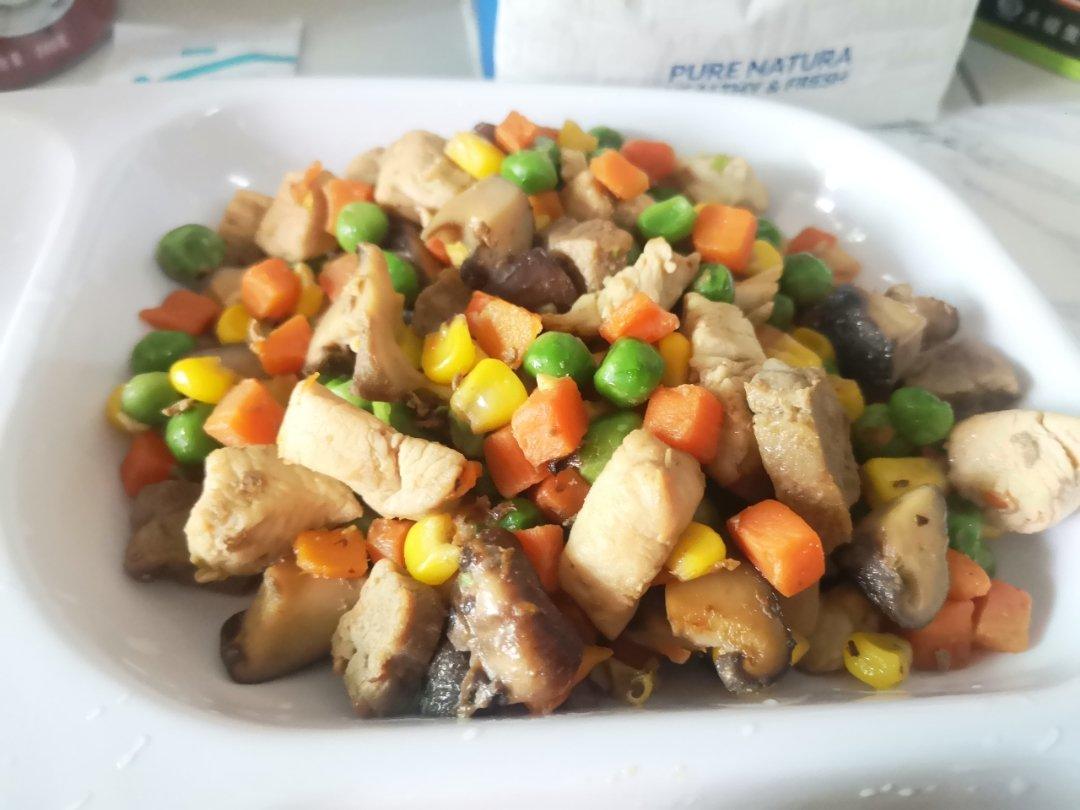 胡萝卜粒香菇丁玉米粒炒肉末