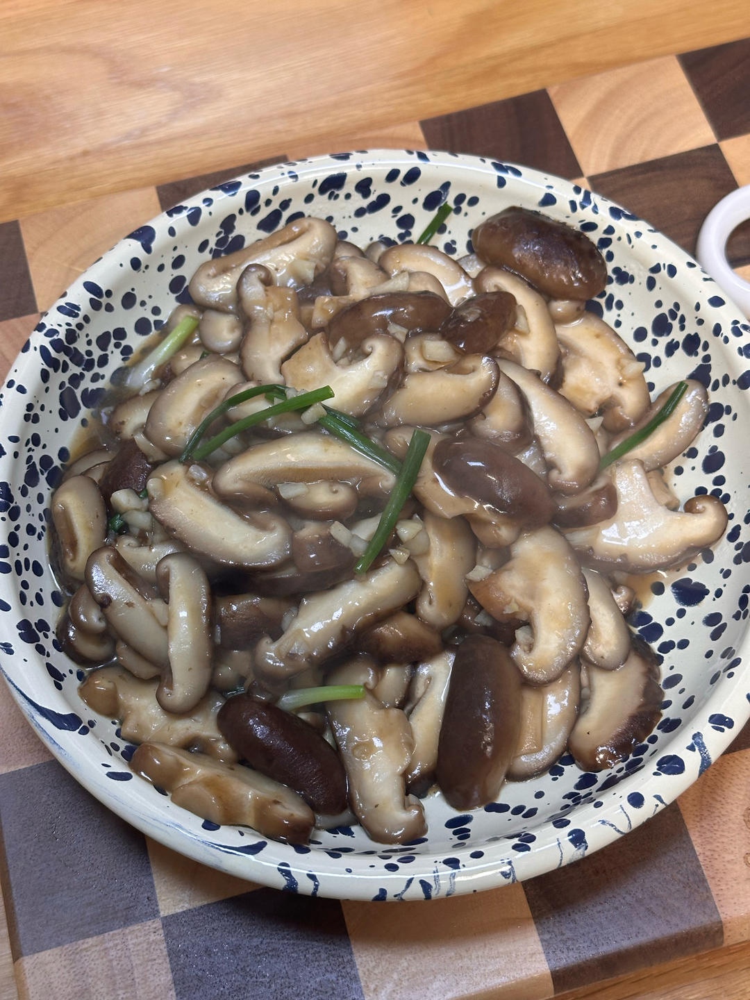 分享一个香菇好吃的做法，不用烧鸡不用炖汤，简单炒一炒，真香