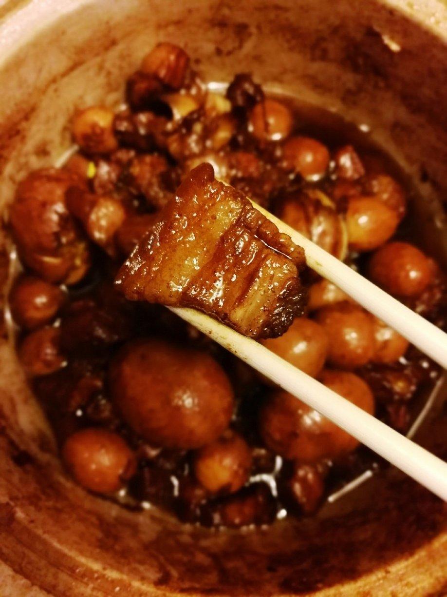 吃着碗里望着锅里的红烧肉