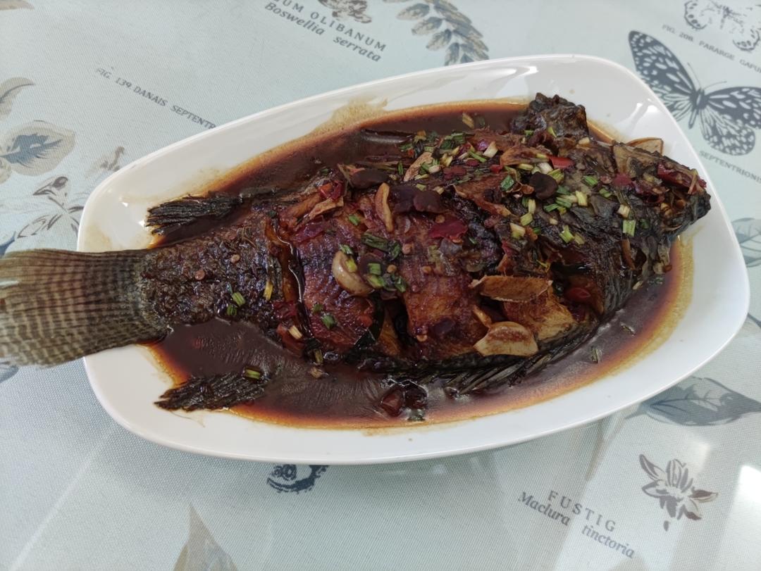 红烧罗非鱼（附鱼皮不破方法）