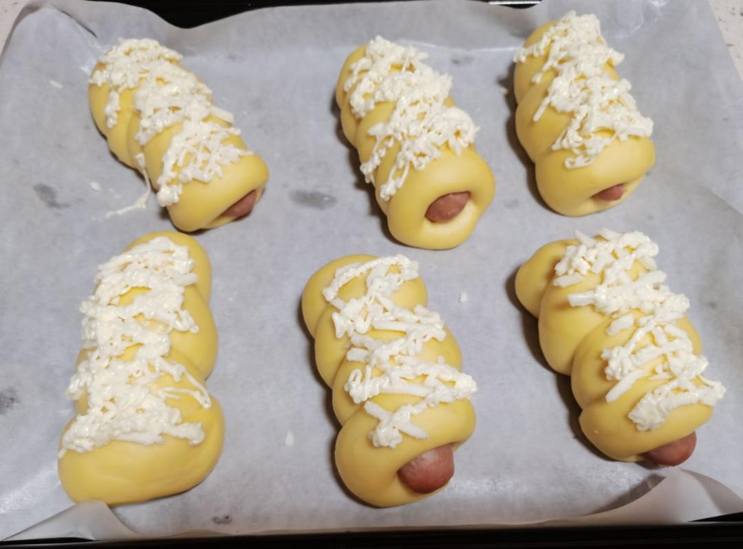 萌兔肠仔包+芝士沙拉肠仔包