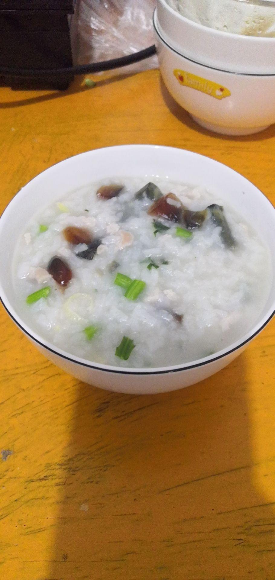 家常皮蛋瘦肉粥（材料简单）