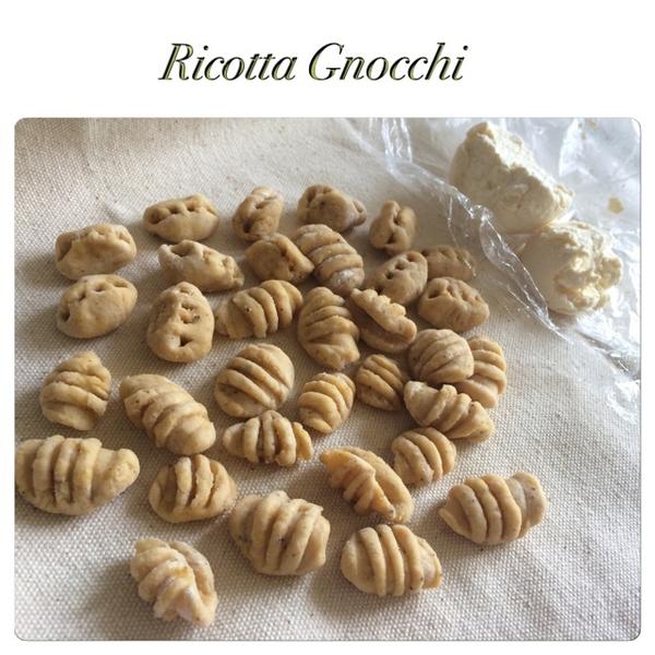 乳清干酪小剂子(Ricotta gnocchi in tomato sauce)