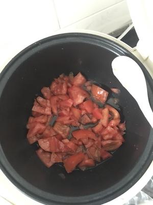 电饭锅煮西红柿鸡蛋面的做法 步骤1