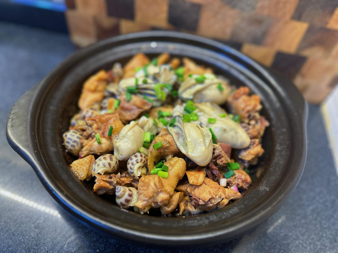 盐焗花螺鸡煲