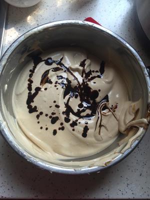 咖啡大理石纹蛋糕卷的做法 步骤8