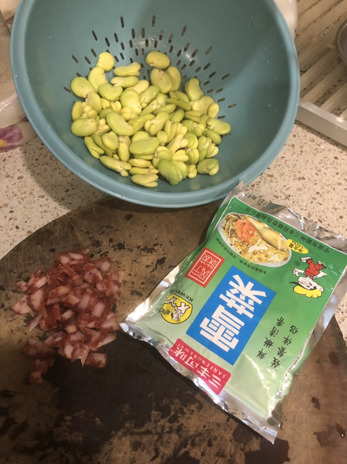 雪菜香肠豆瓣酥【江南蚕豆季节不可错过的那一个小菜】（小美版）的做法 步骤1