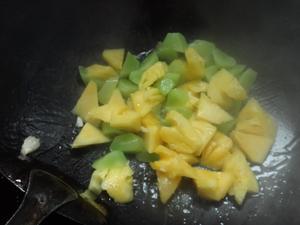 菠萝咕噜肉的做法 步骤5