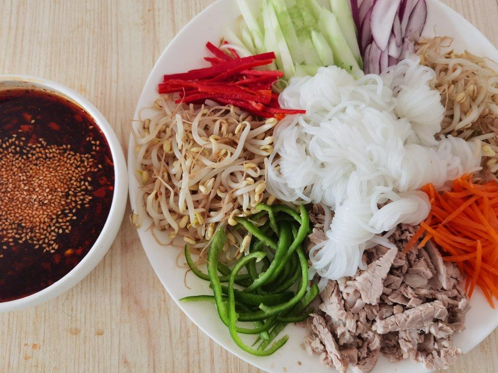 韩式魔芋鸡丝凉拌菜