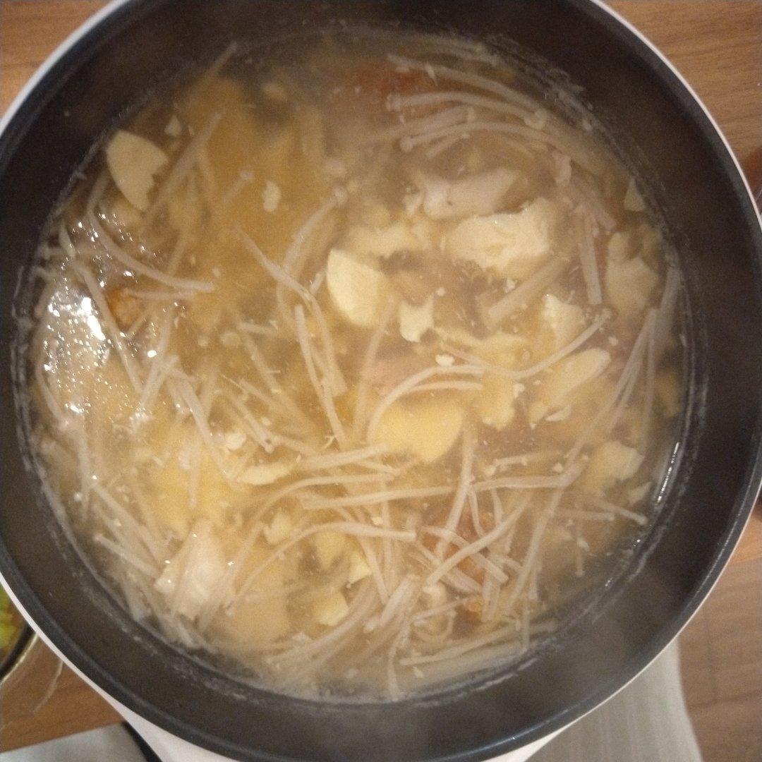 金针菇豆腐肉片汤
