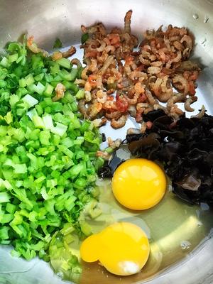 芹菜木耳海米鸡蛋的做法 步骤1
