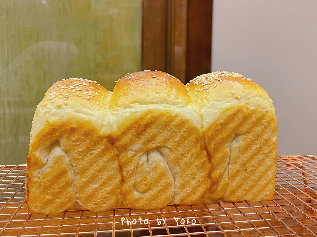 做一次就成功的牛奶吐司面包（手和面揉出手套膜）最后附全麦吐司