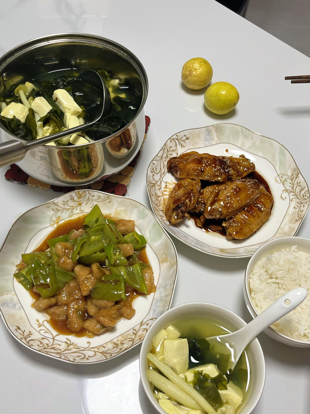 裙带菜豆腐白玉菇汤