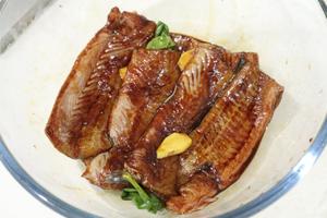 蜜汁烤鳗鱼（一整条尽情炫）的做法 步骤12