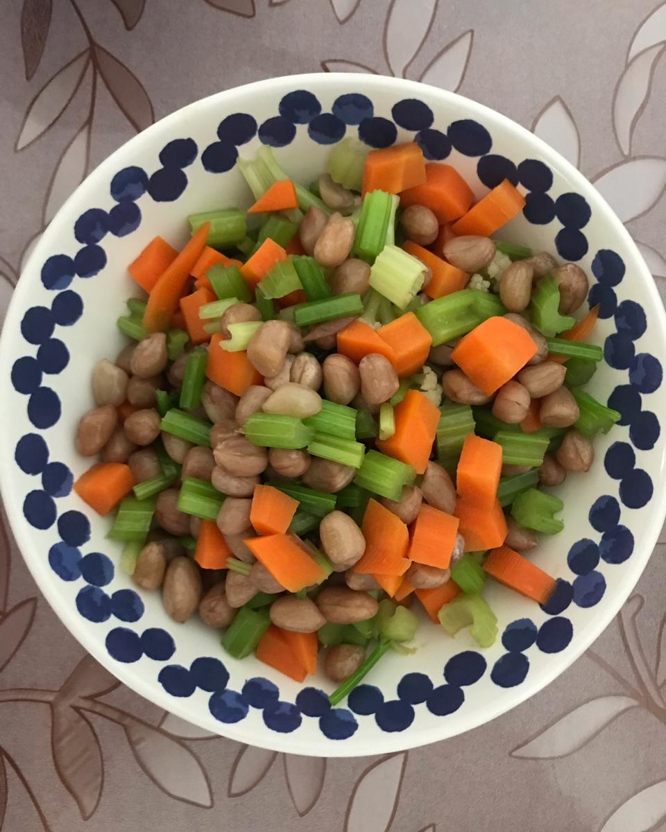 凉拌芹菜花生米胡萝卜