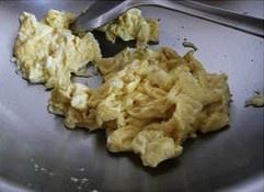 菠菜炒鸡蛋的做法 步骤3