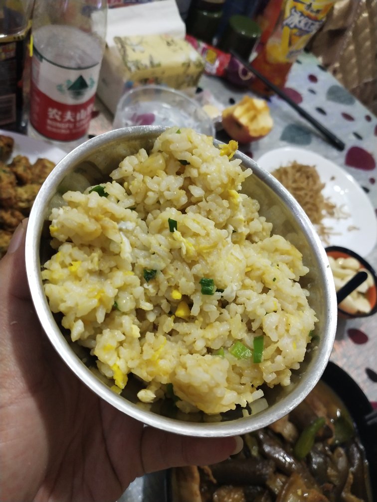 〈鸡蛋，葱花。蛋炒饭〉，简简单单剩饭变美味。欣小厨 😉