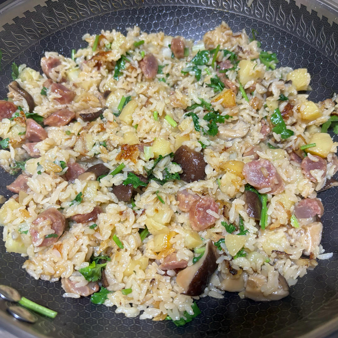 香菇腊肠土豆焖饭