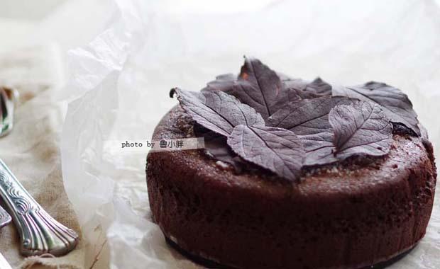 落叶古典巧克力蛋糕——好吃到让人尖叫（附巧克力叶子的做法）
