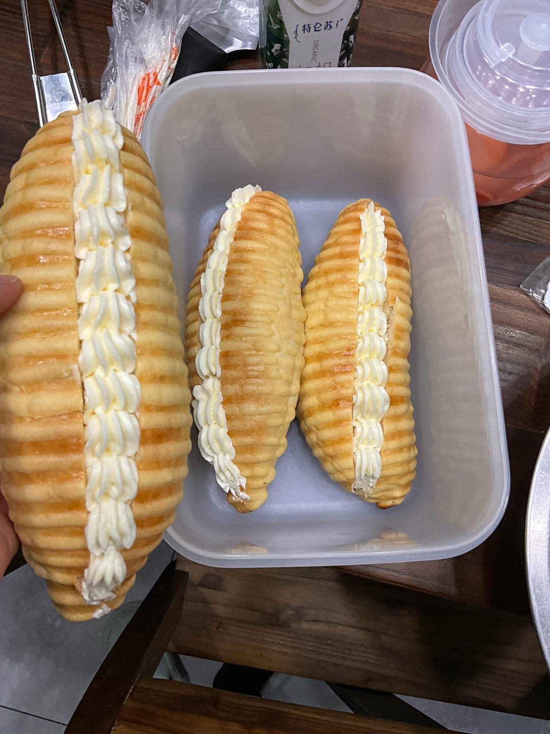香甜柔软的毛毛虫面包