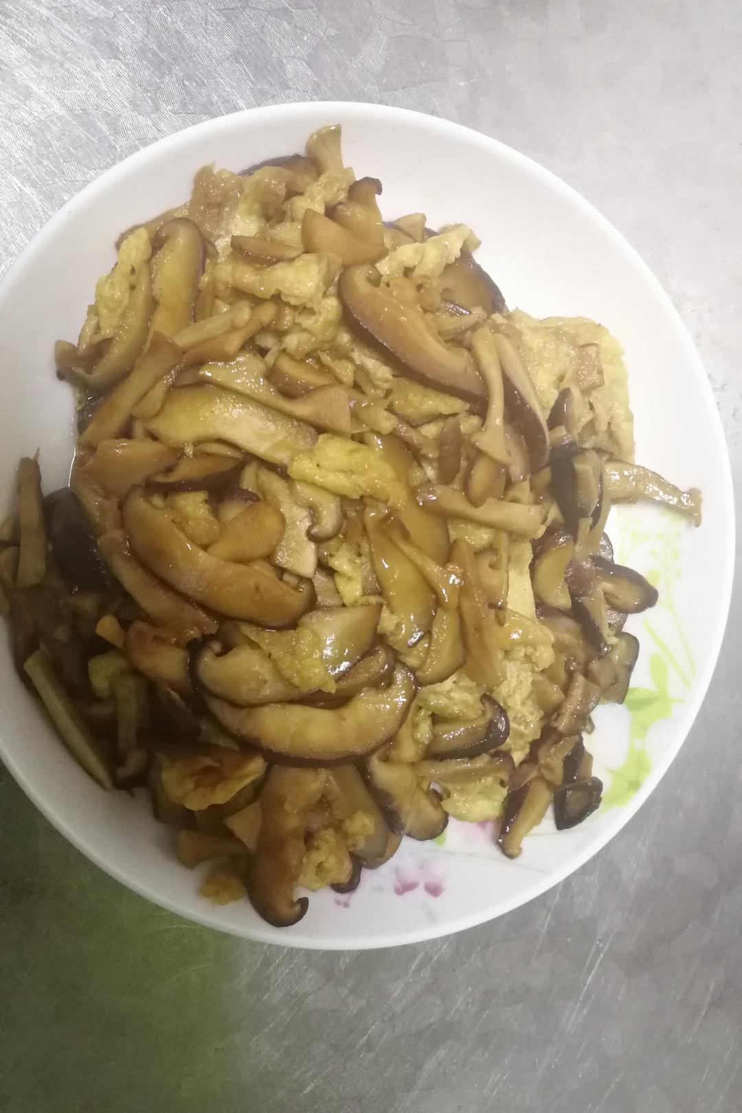 铝饭盒里的香菇炒鸡蛋