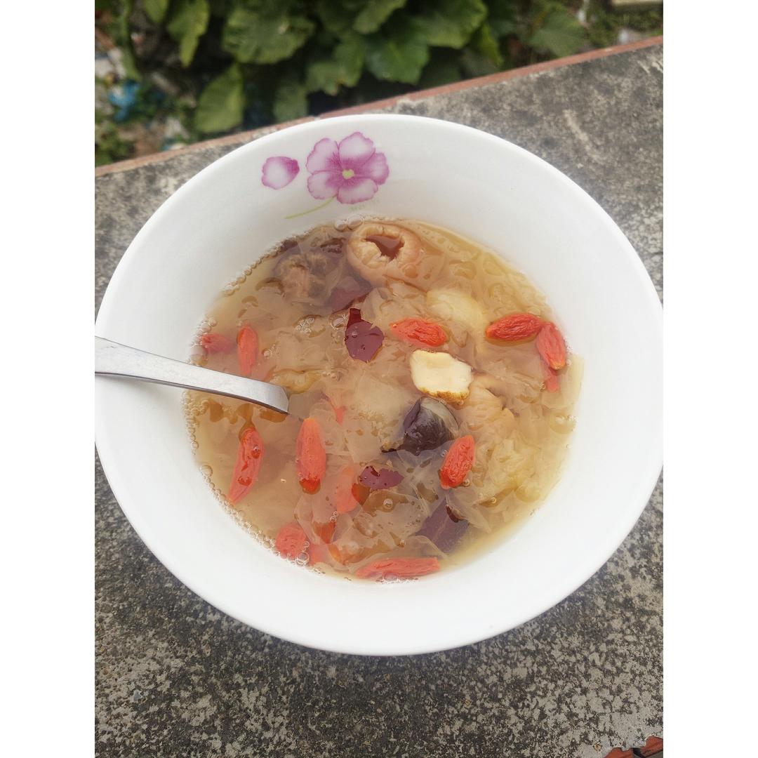 满满胶原蛋白的银耳汤