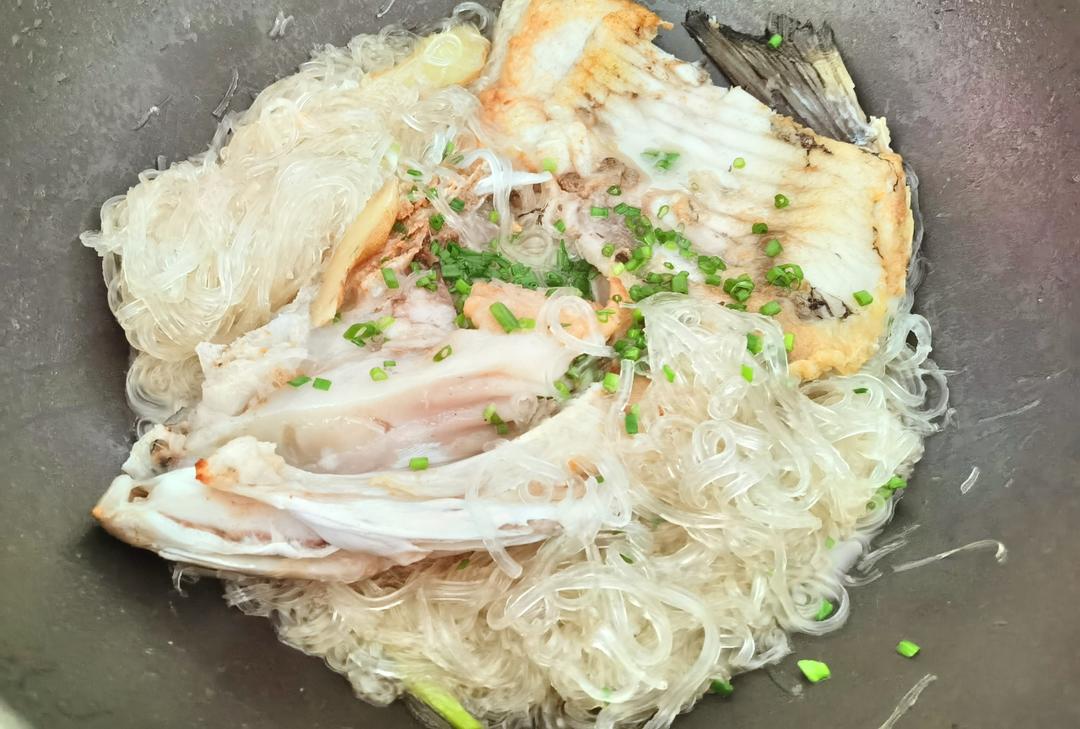 鱼头炖粉条