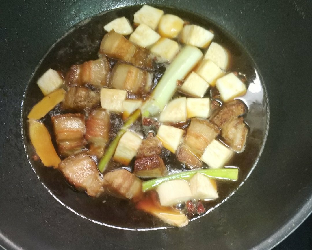 不放油杏鲍菇红烧肉土豆的做法 步骤6