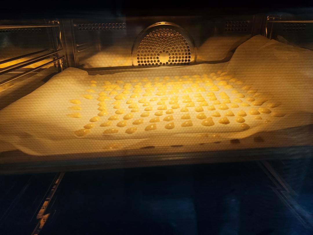 入口即化的无添加蛋黄溶豆