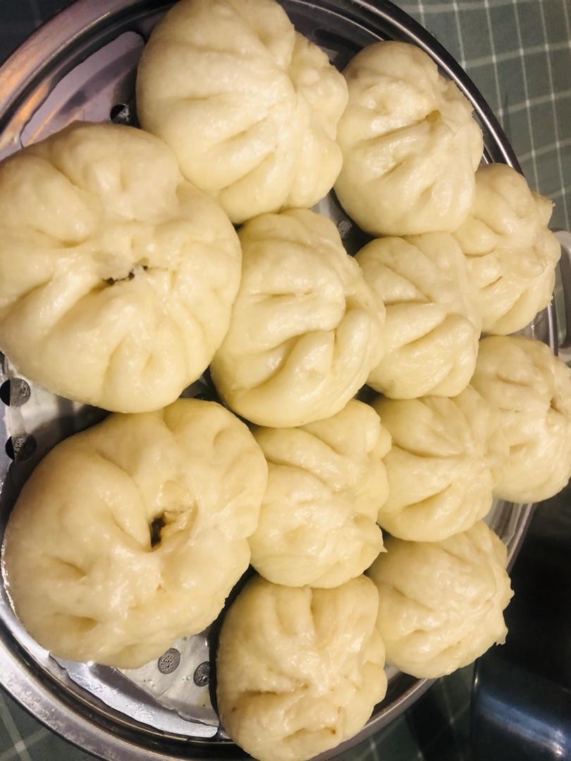 松软多汁的肉包子