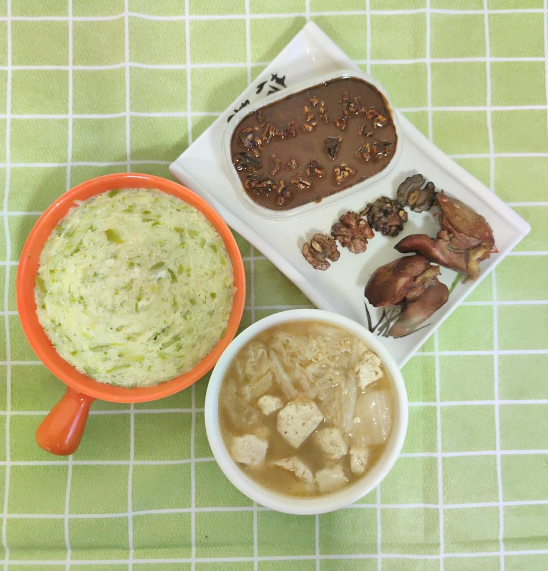 今日早餐：吐司薯泥巧克力盒子，白菜豆腐汤，西葫芦蒸蛋