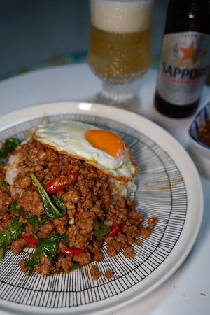 泰式罗勒猪肉末盖饭-phat ka phao mu sub的做法 步骤7