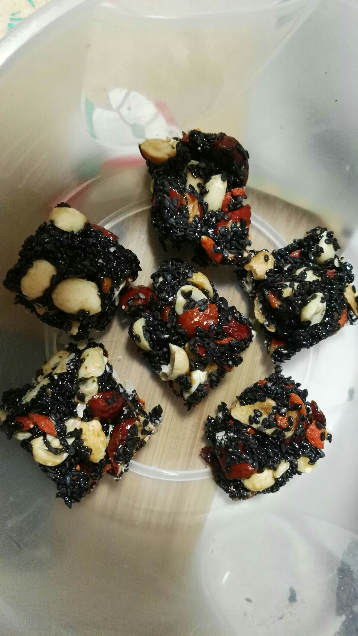 黑芝麻枸杞红枣花生片的做法