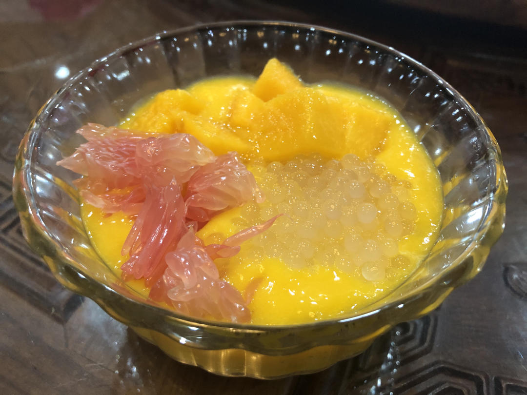 吃吃吃的阿虫做的港式甜品杨枝甘露芒果西米露附芒果花切法