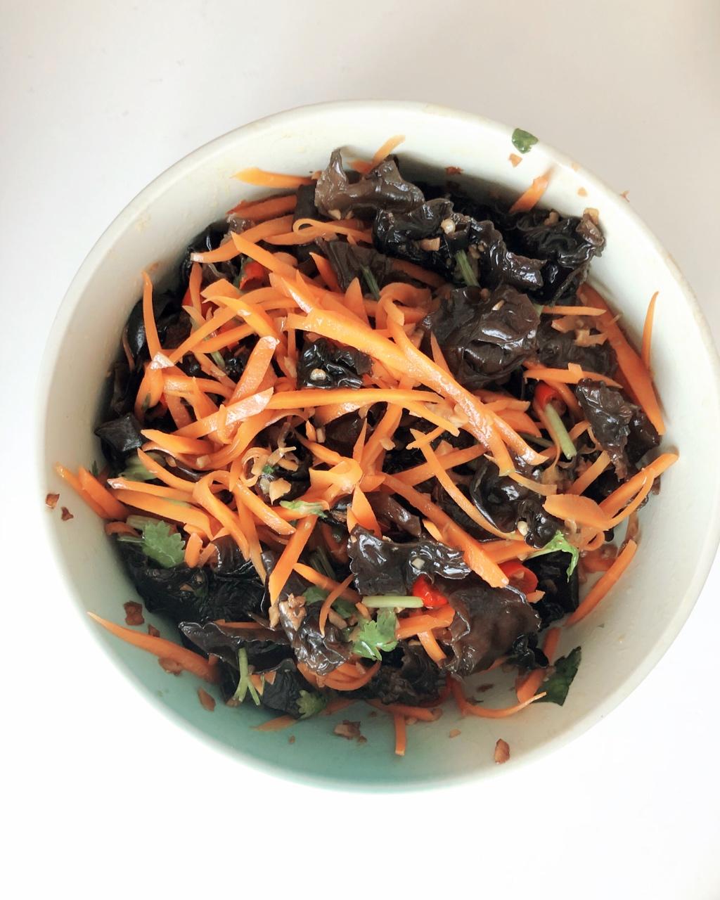 爱吃菜菜的春春做的凉拌胡萝卜黑木耳