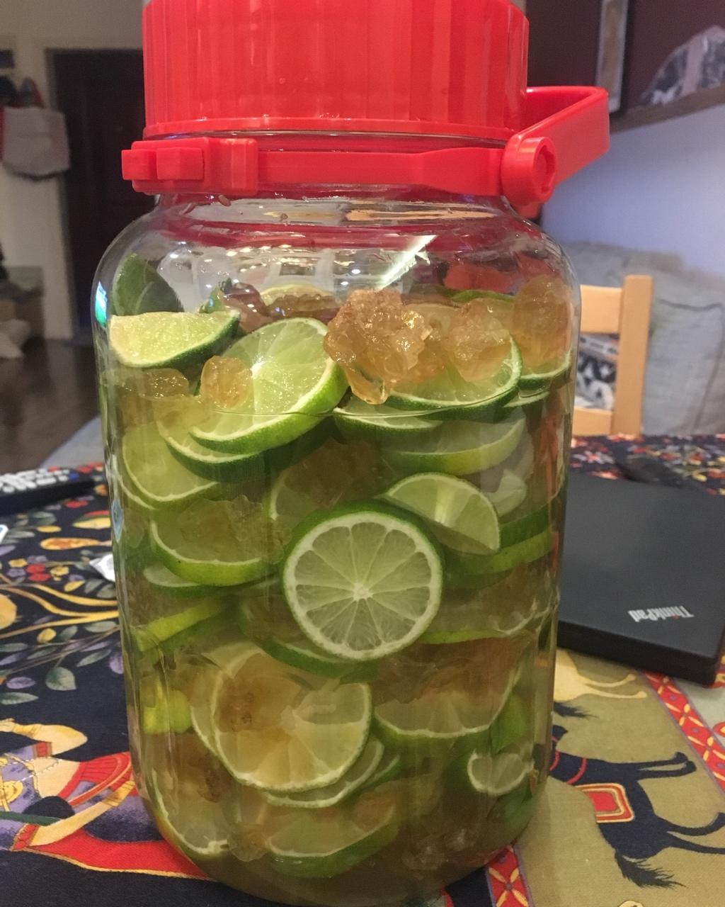 judy下饭菜做的柠檬酒(青柠酒)