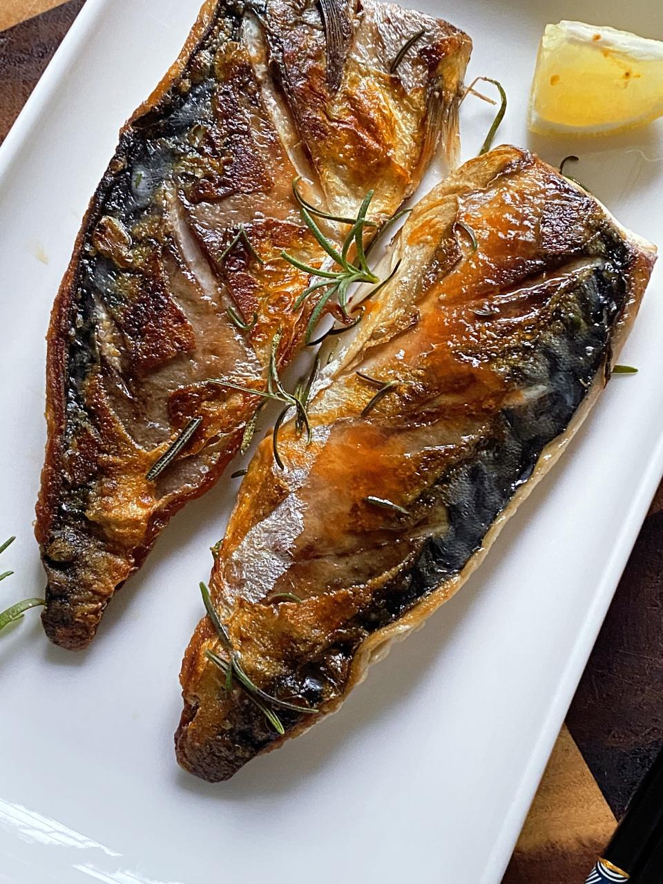 迷迭香盐烧青鱼的做法