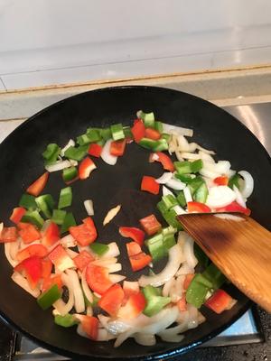 彩椒黑椒牛肉粒的做法 步骤5