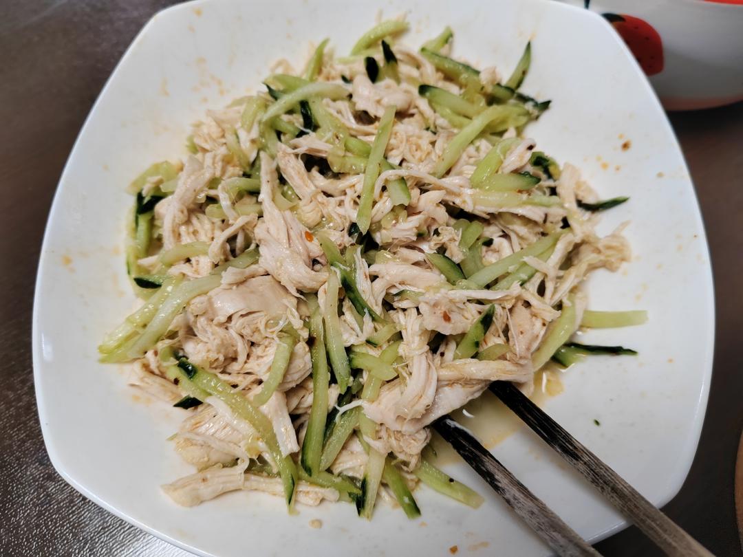 黄瓜鸡丝搭配秘制腐乳捞拌汁，一口入魂！