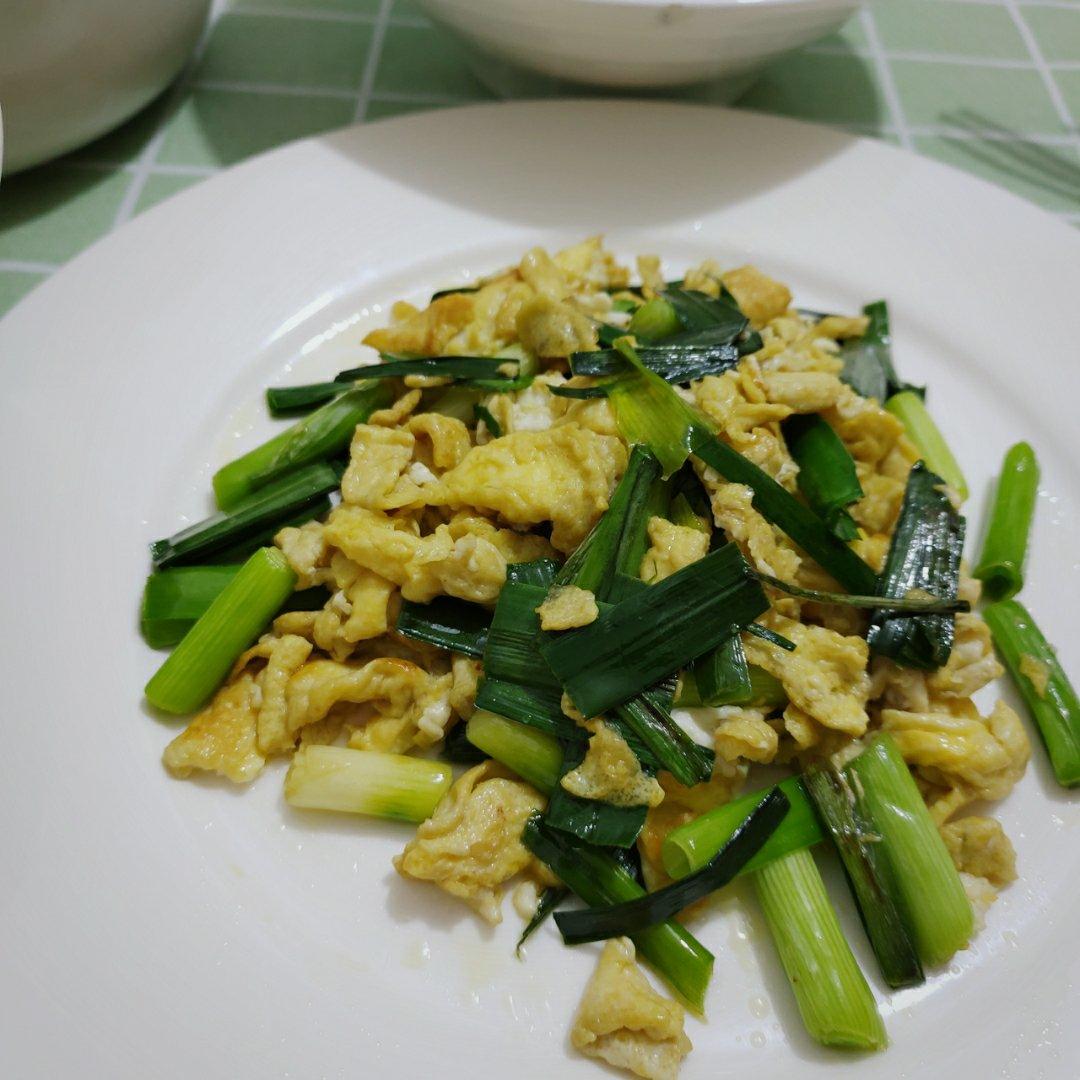 大蒜叶炒土鸡蛋-简单易做又好吃的素菜，快点来！